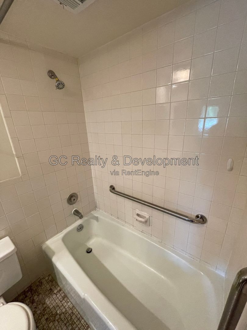 *** FIRST FLOOR UNIT / APPL INCL / COIN LAUNDRY / PRIVATE PATIO / 2 PARKING SPOTS *** property image
