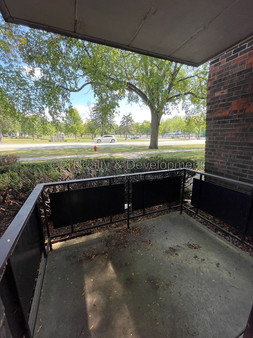 *** FIRST FLOOR UNIT / APPL INCL / COIN LAUNDRY / PRIVATE PATIO / 2 PARKING SPOTS *** property image