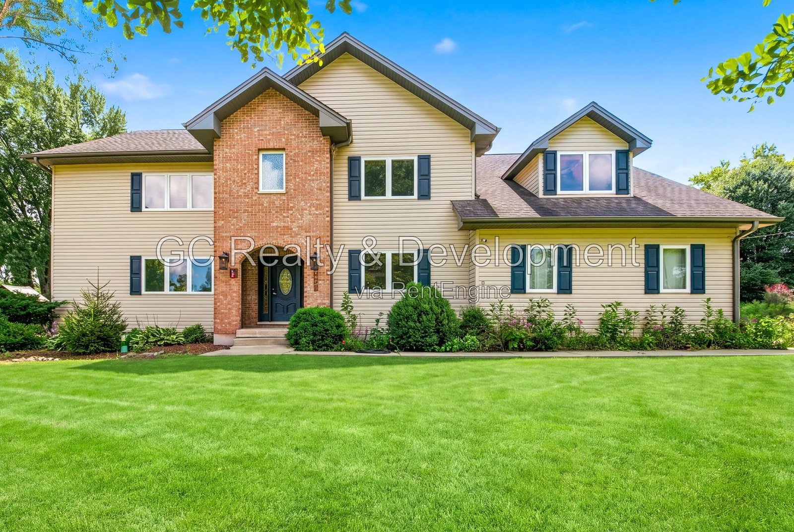 *** 5BR - 4.5BA / HARDWOOD FLOORS / CENTRAL AIR / LARGE GARAGE / IN-UNIT LAUNDRY / FENCED YARD / PET FRIENDLY *** property image