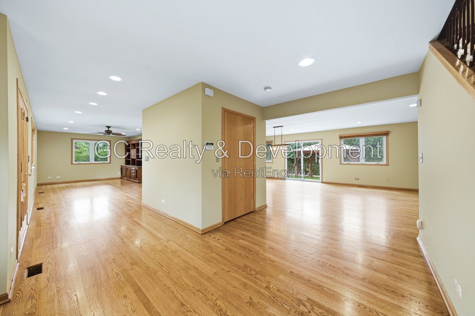 *** 5BR - 4.5BA / HARDWOOD FLOORS / CENTRAL AIR / LARGE GARAGE / IN-UNIT LAUNDRY / FENCED YARD / PET FRIENDLY *** property image