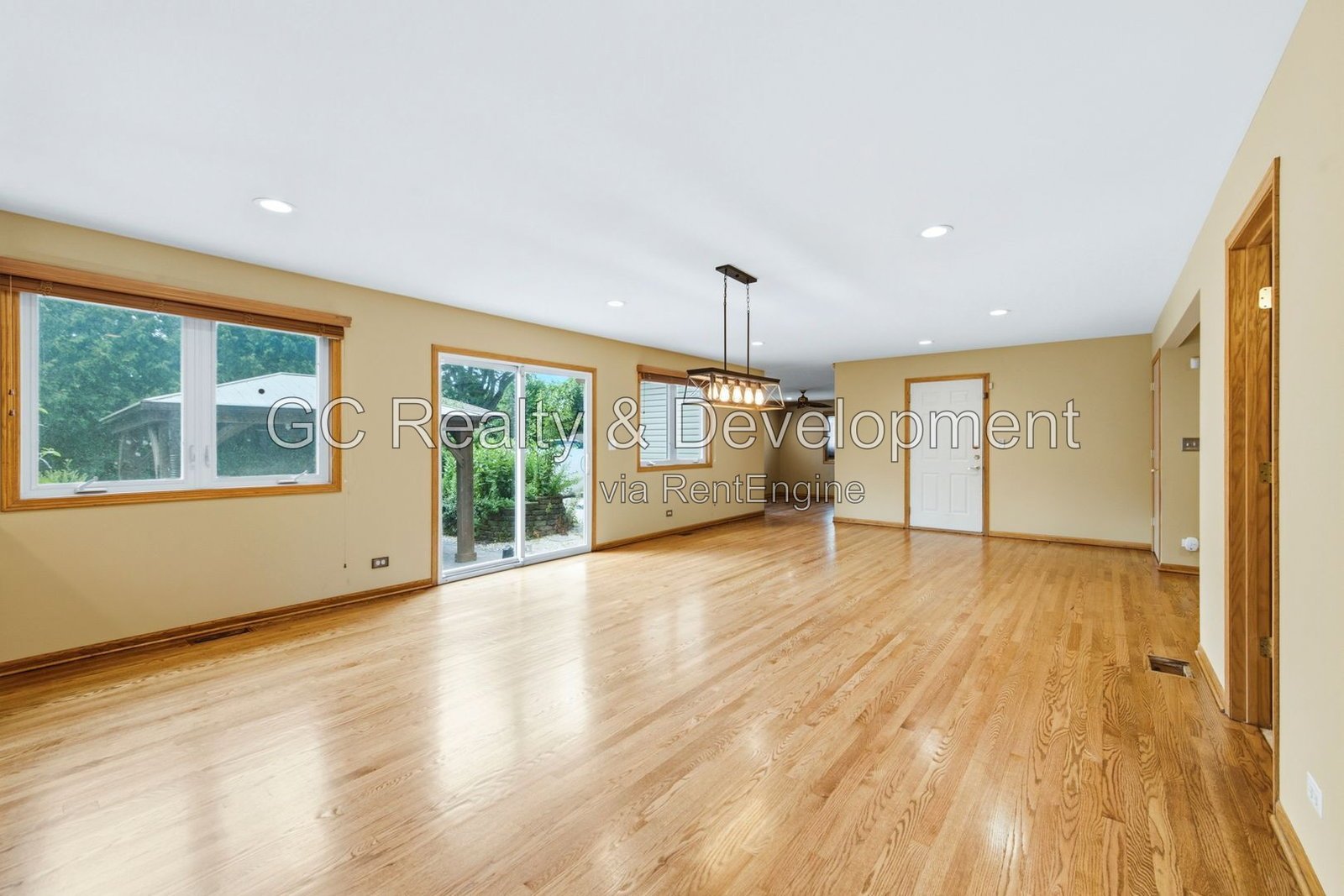 *** 5BR - 4.5BA / HARDWOOD FLOORS / CENTRAL AIR / LARGE GARAGE / IN-UNIT LAUNDRY / FENCED YARD / PET FRIENDLY *** property image