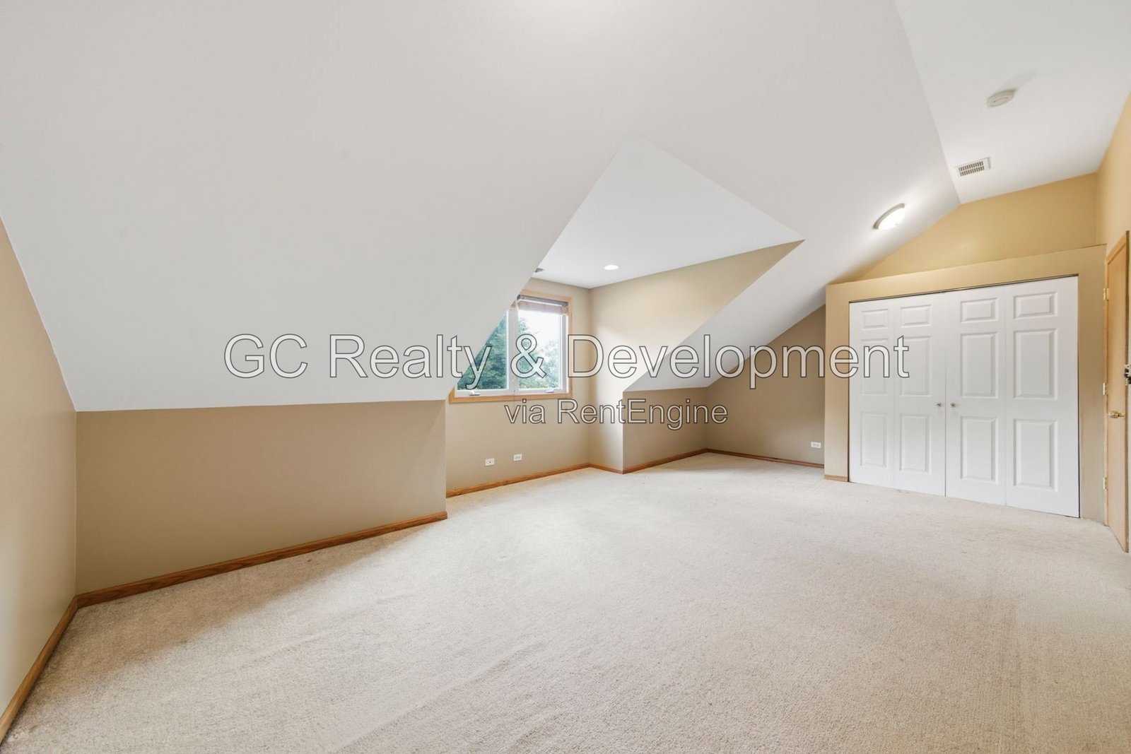 *** 5BR - 4.5BA / HARDWOOD FLOORS / CENTRAL AIR / LARGE GARAGE / IN-UNIT LAUNDRY / FENCED YARD / PET FRIENDLY *** property image