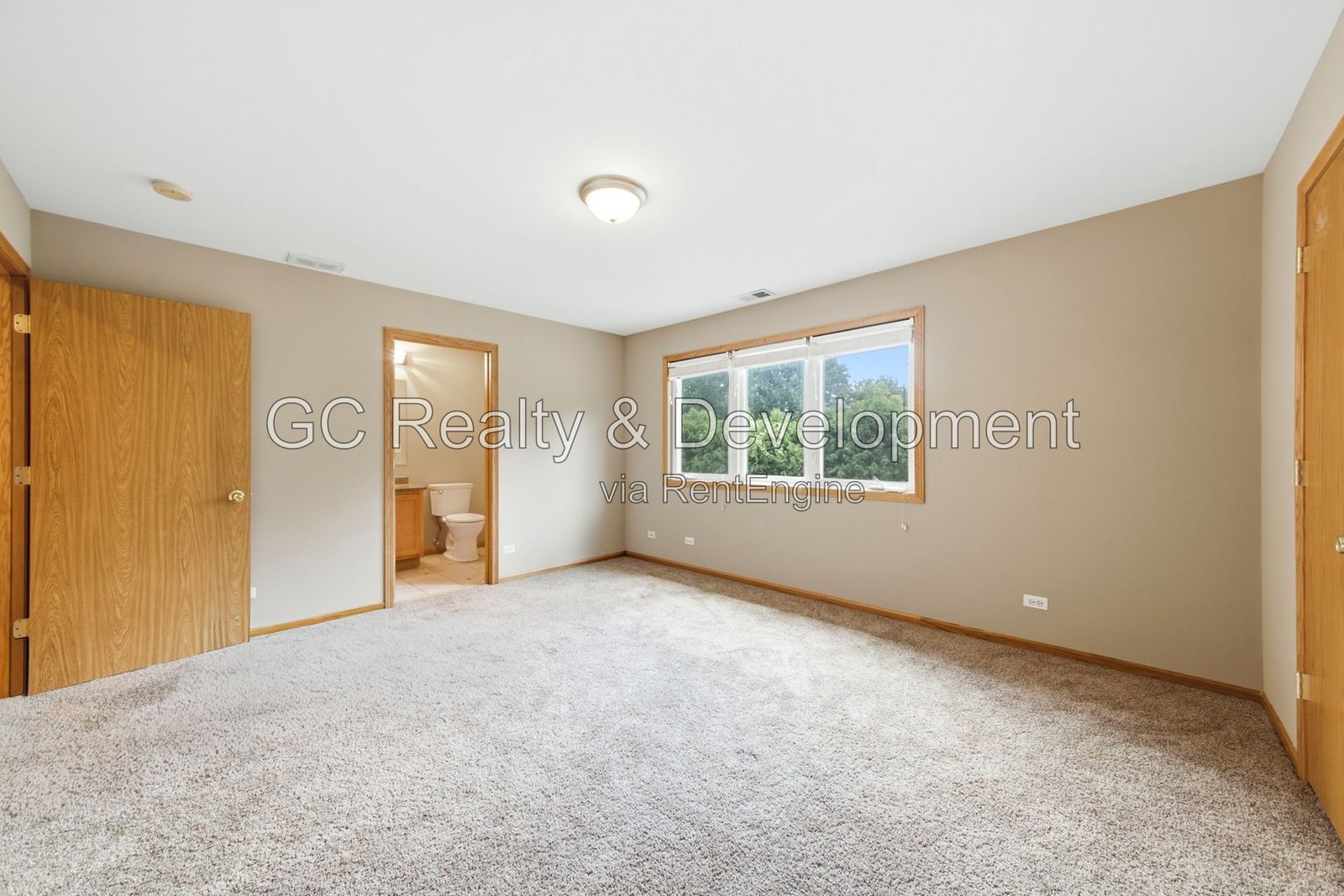 *** 5BR - 4.5BA / HARDWOOD FLOORS / CENTRAL AIR / LARGE GARAGE / IN-UNIT LAUNDRY / FENCED YARD / PET FRIENDLY *** property image