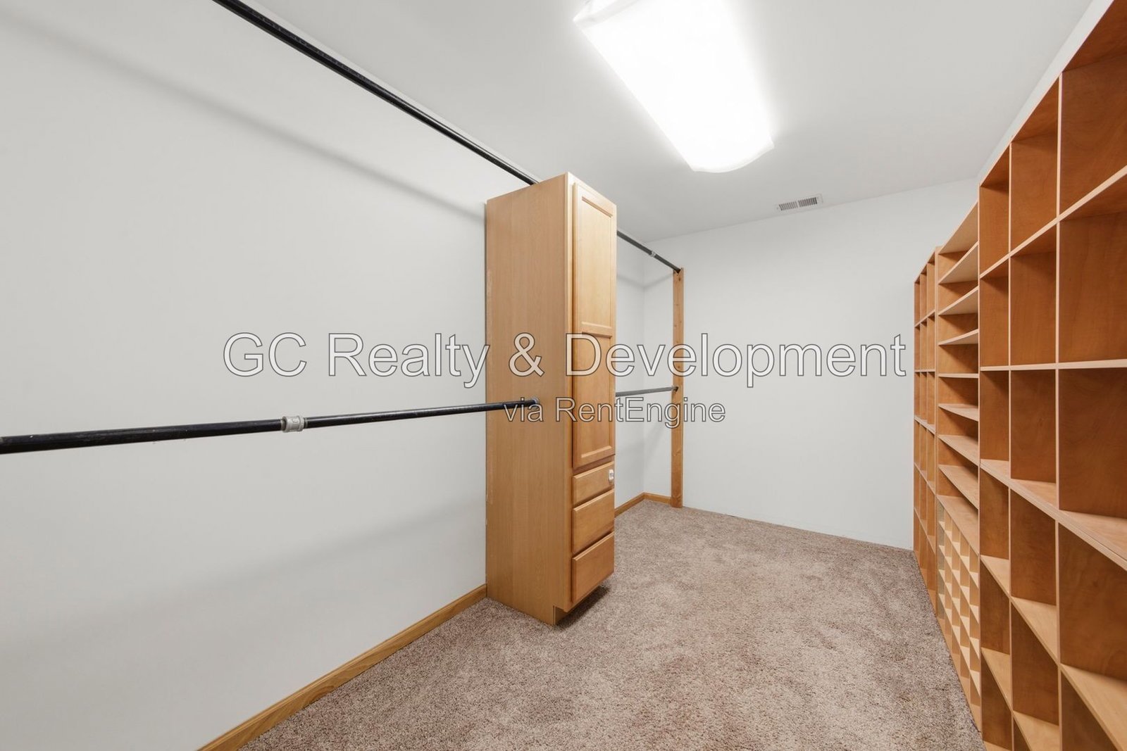 *** 5BR - 4.5BA / HARDWOOD FLOORS / CENTRAL AIR / LARGE GARAGE / IN-UNIT LAUNDRY / FENCED YARD / PET FRIENDLY *** property image