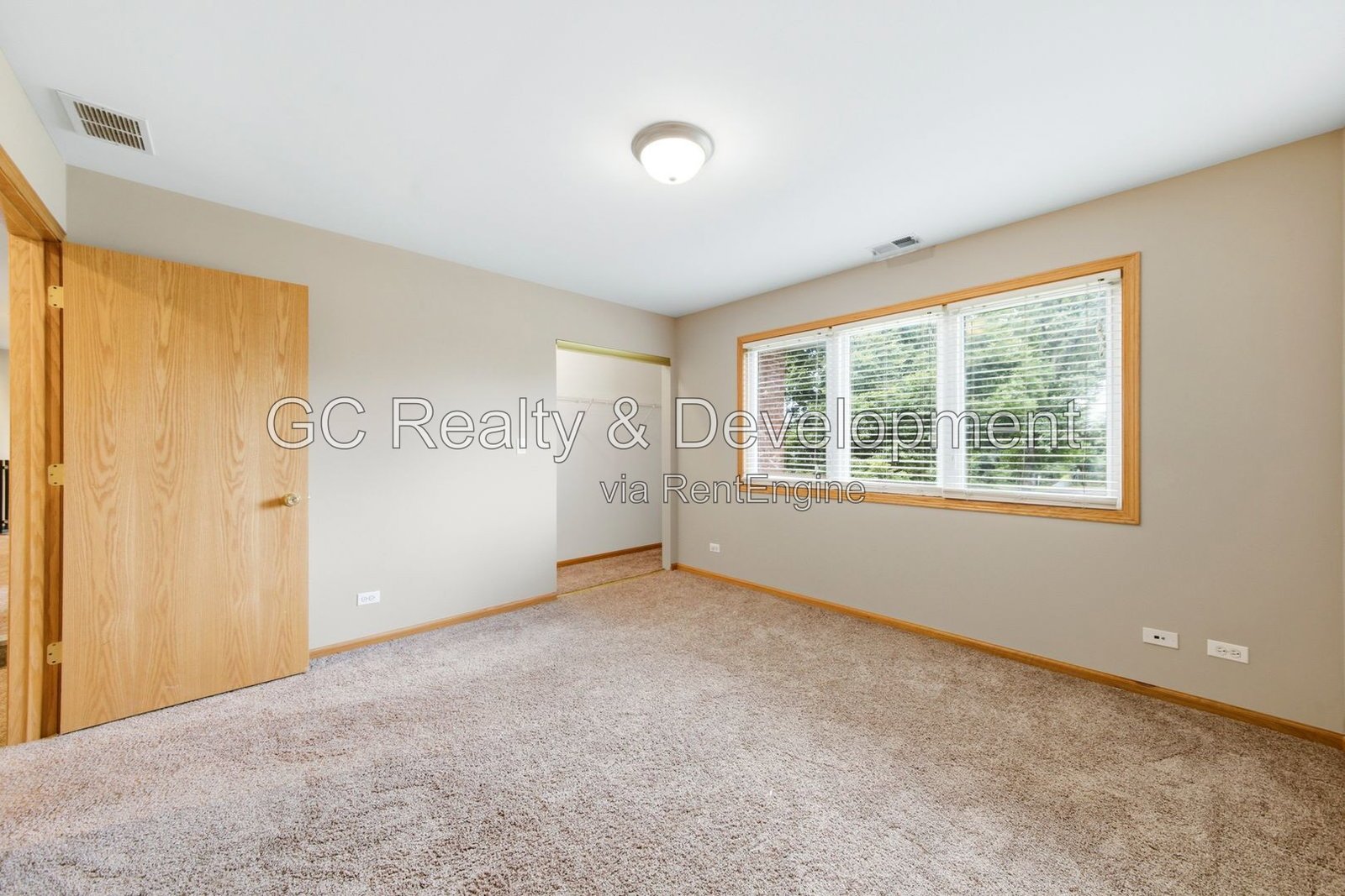 *** 5BR - 4.5BA / HARDWOOD FLOORS / CENTRAL AIR / LARGE GARAGE / IN-UNIT LAUNDRY / FENCED YARD / PET FRIENDLY *** property image