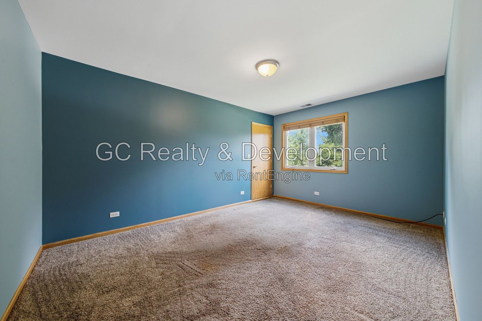 *** 5BR - 4.5BA / HARDWOOD FLOORS / CENTRAL AIR / LARGE GARAGE / IN-UNIT LAUNDRY / FENCED YARD / PET FRIENDLY *** property image