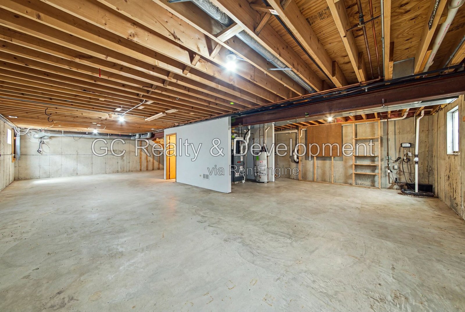 *** 5BR - 4.5BA / HARDWOOD FLOORS / CENTRAL AIR / LARGE GARAGE / IN-UNIT LAUNDRY / FENCED YARD / PET FRIENDLY *** property image