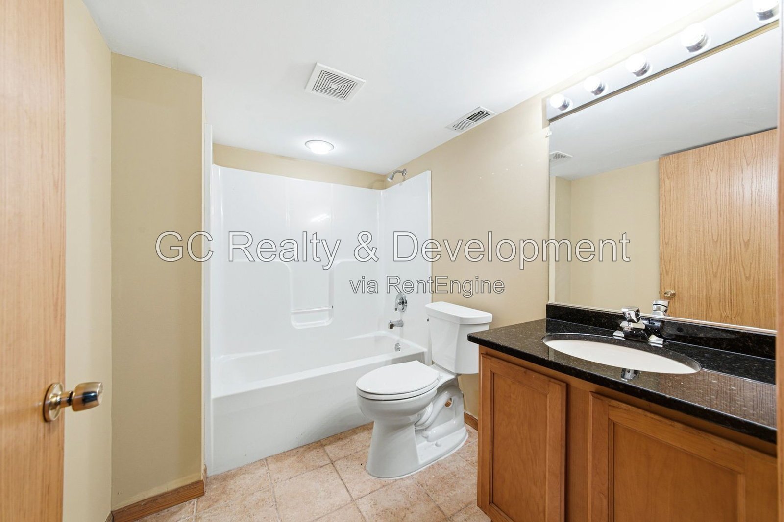 *** 5BR - 4.5BA / HARDWOOD FLOORS / CENTRAL AIR / LARGE GARAGE / IN-UNIT LAUNDRY / FENCED YARD / PET FRIENDLY *** property image