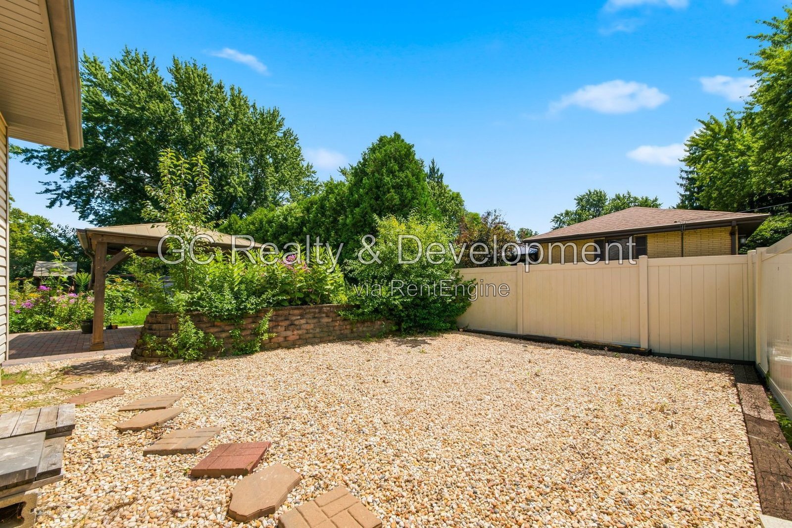 *** 5BR - 4.5BA / HARDWOOD FLOORS / CENTRAL AIR / LARGE GARAGE / IN-UNIT LAUNDRY / FENCED YARD / PET FRIENDLY *** property image