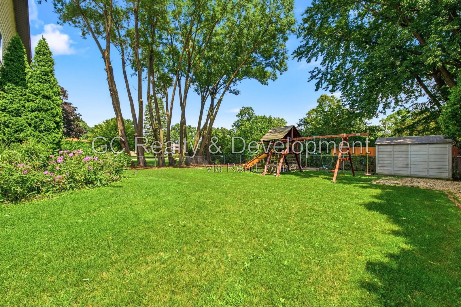 *** 5BR - 4.5BA / HARDWOOD FLOORS / CENTRAL AIR / LARGE GARAGE / IN-UNIT LAUNDRY / FENCED YARD / PET FRIENDLY *** property image