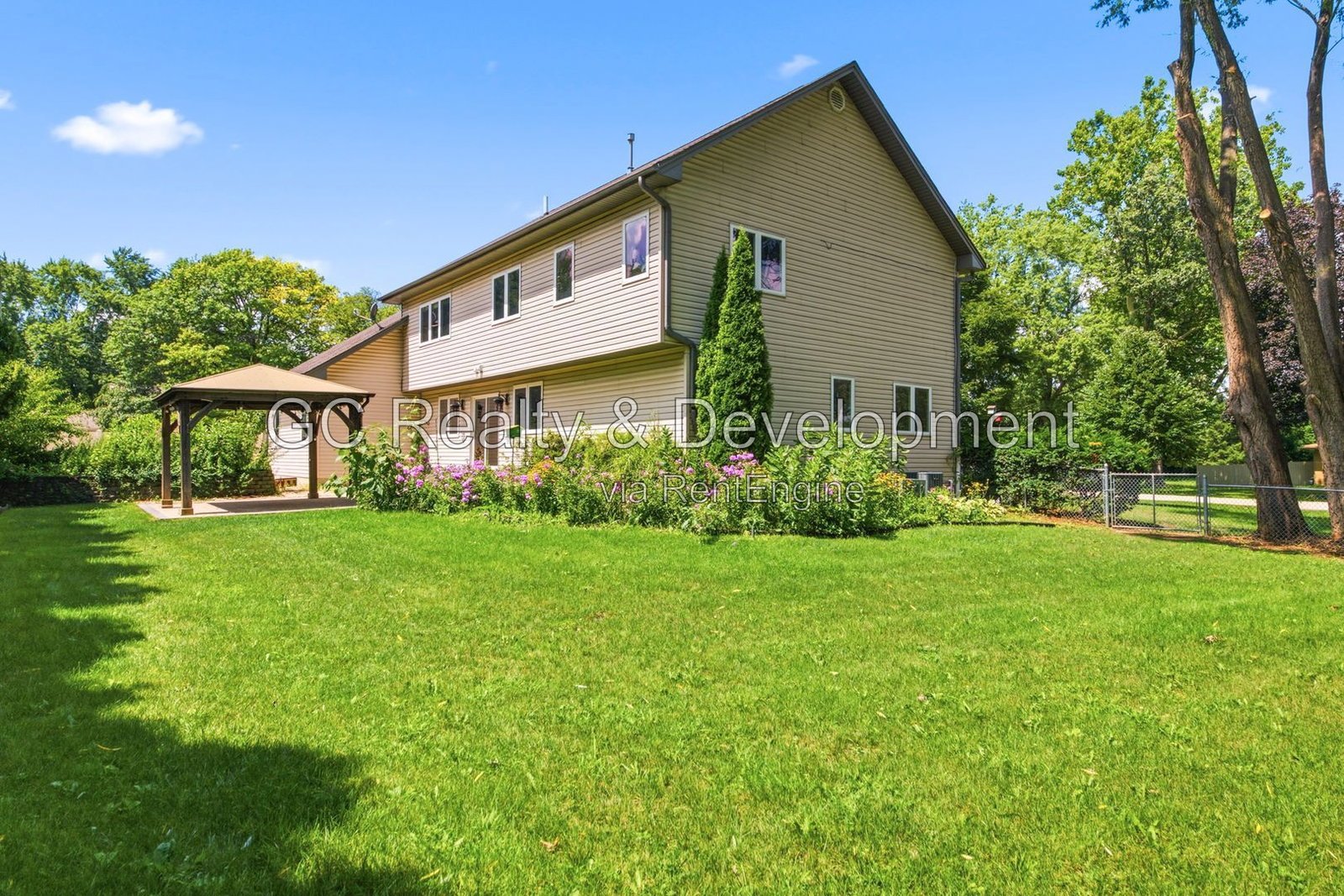 *** 5BR - 4.5BA / HARDWOOD FLOORS / CENTRAL AIR / LARGE GARAGE / IN-UNIT LAUNDRY / FENCED YARD / PET FRIENDLY *** property image