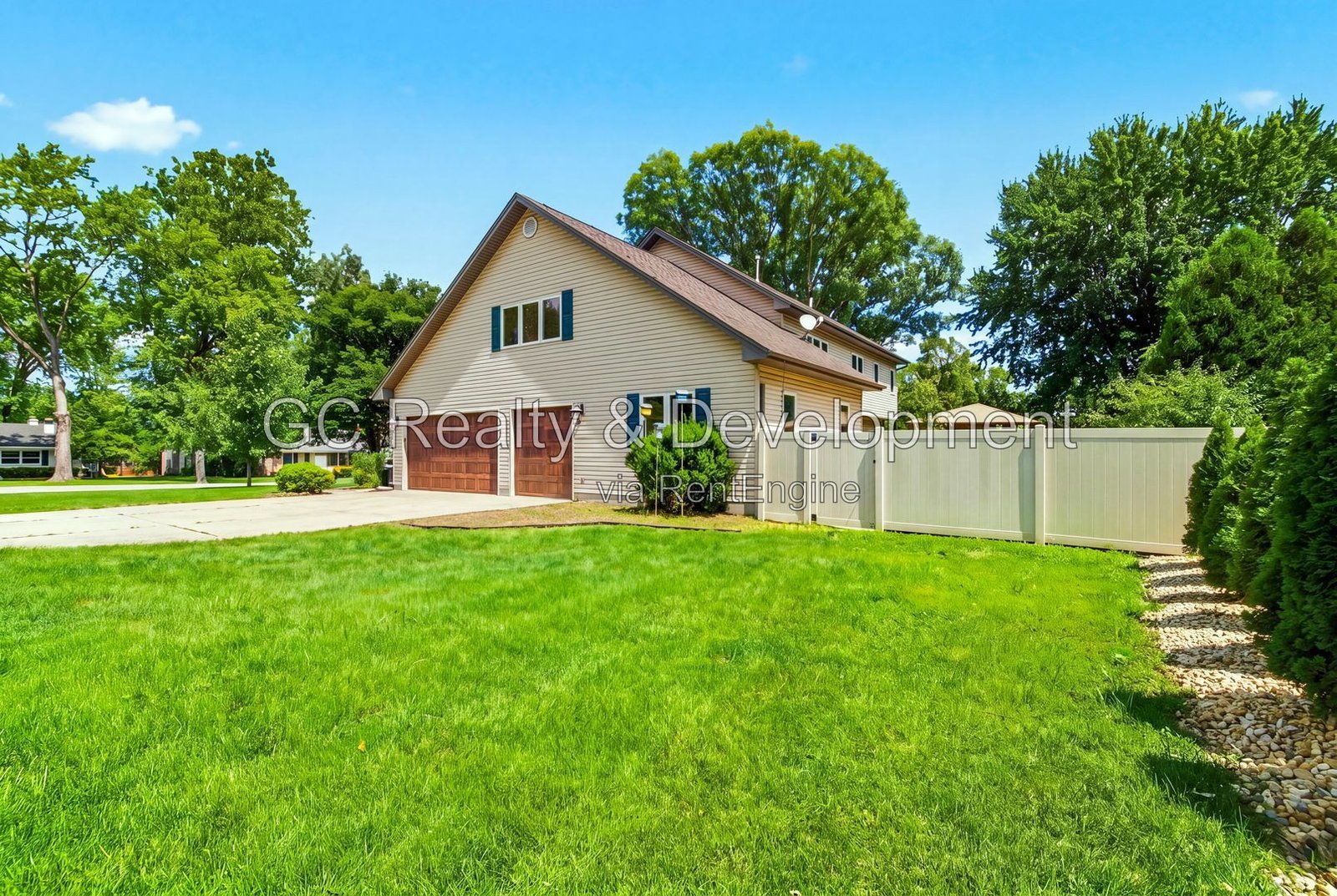*** 5BR - 4.5BA / HARDWOOD FLOORS / CENTRAL AIR / LARGE GARAGE / IN-UNIT LAUNDRY / FENCED YARD / PET FRIENDLY *** property image