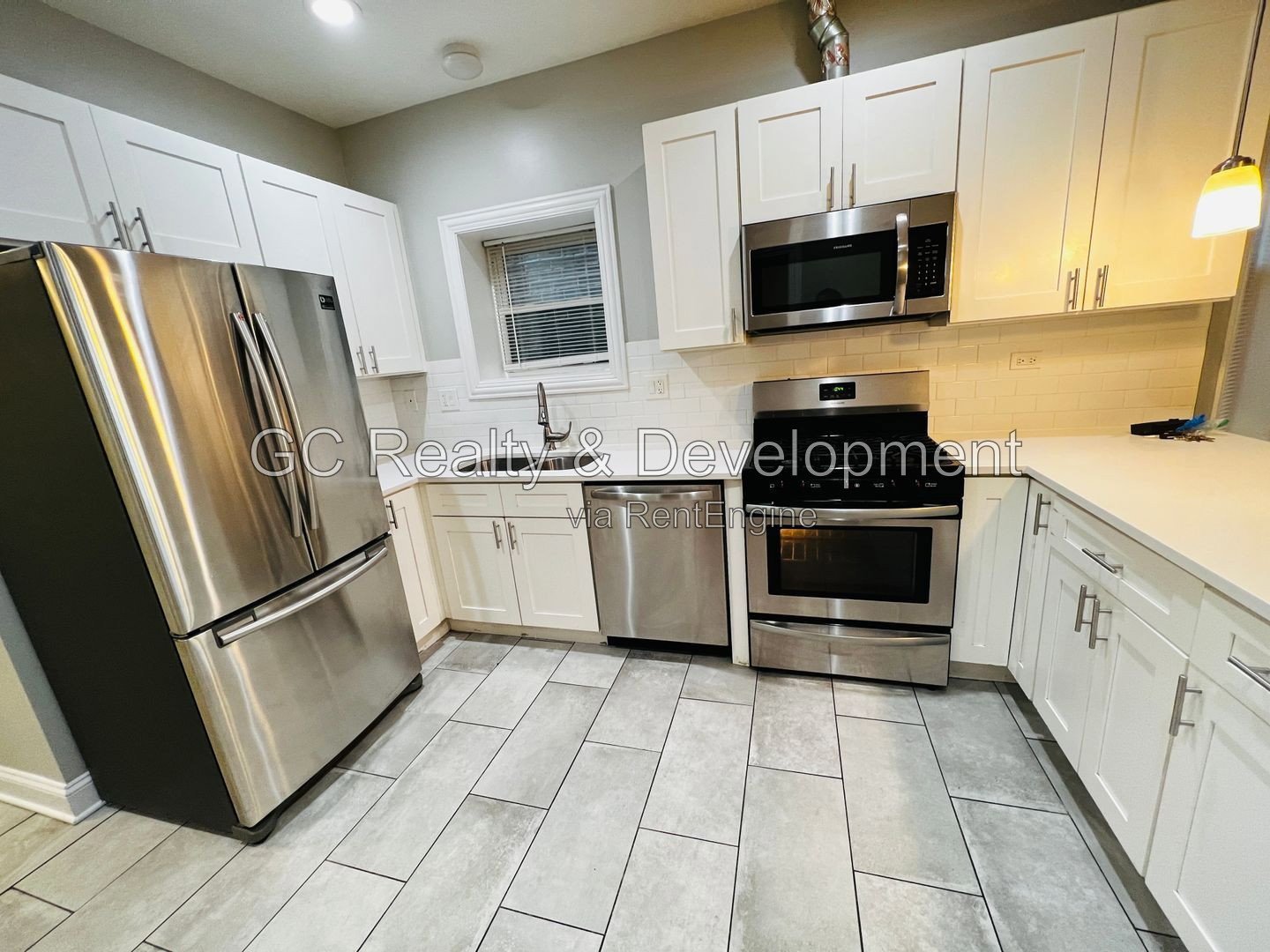 *** LOGAN SQUARE / 4BR-2BR DUPLEX DOWN / SS APPLIANCES / CENTRAL AIR / IN-UNIT LAUNDRY / PET FRIENDLY / HARDWOOD FLOORS / FINISHED BASEMENT *** property image