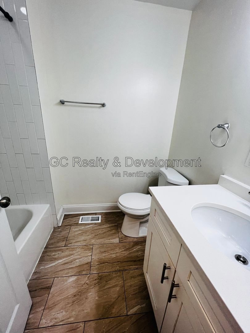 *** LOGAN SQUARE / 4BR-2BR DUPLEX DOWN / SS APPLIANCES / CENTRAL AIR / IN-UNIT LAUNDRY / PET FRIENDLY / HARDWOOD FLOORS / FINISHED BASEMENT *** property image