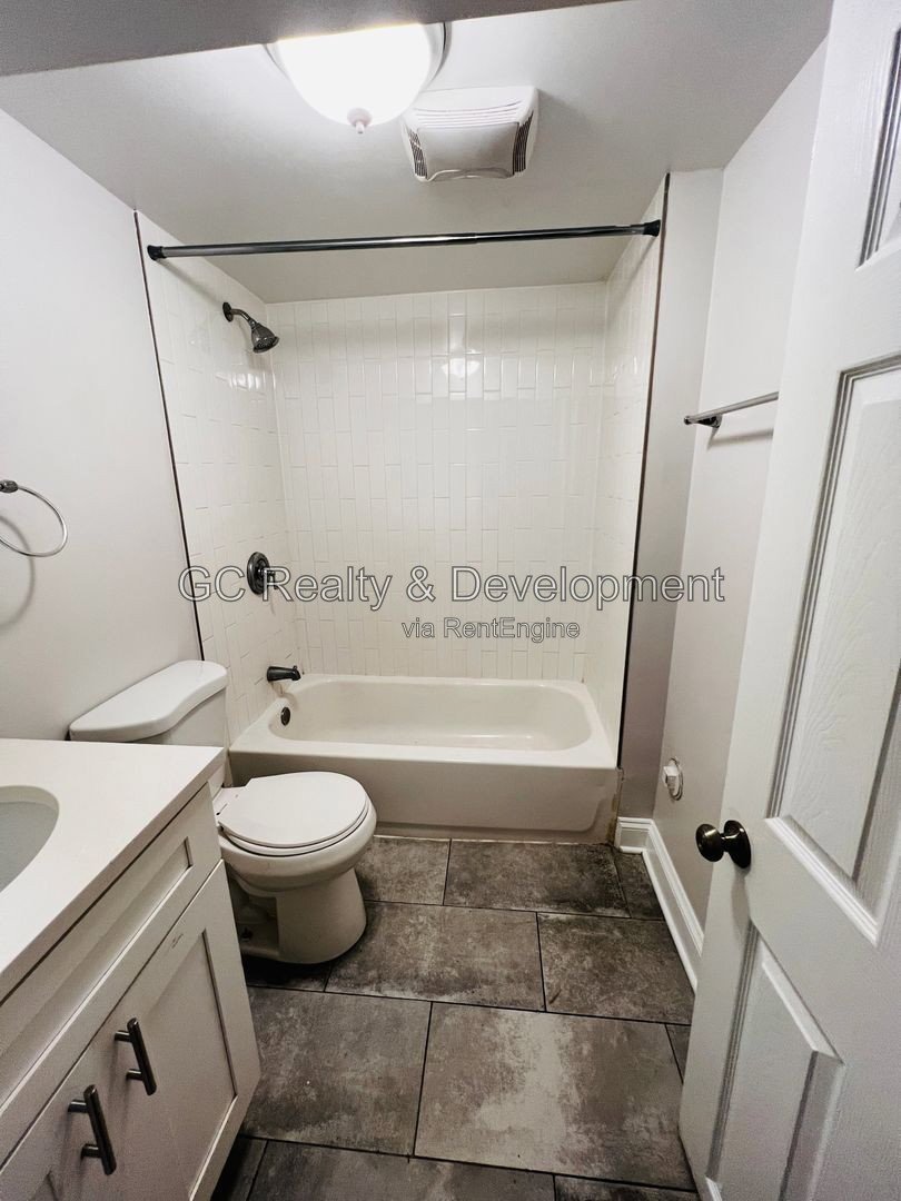 *** LOGAN SQUARE / 4BR-2BR DUPLEX DOWN / SS APPLIANCES / CENTRAL AIR / IN-UNIT LAUNDRY / PET FRIENDLY / HARDWOOD FLOORS / FINISHED BASEMENT *** property image