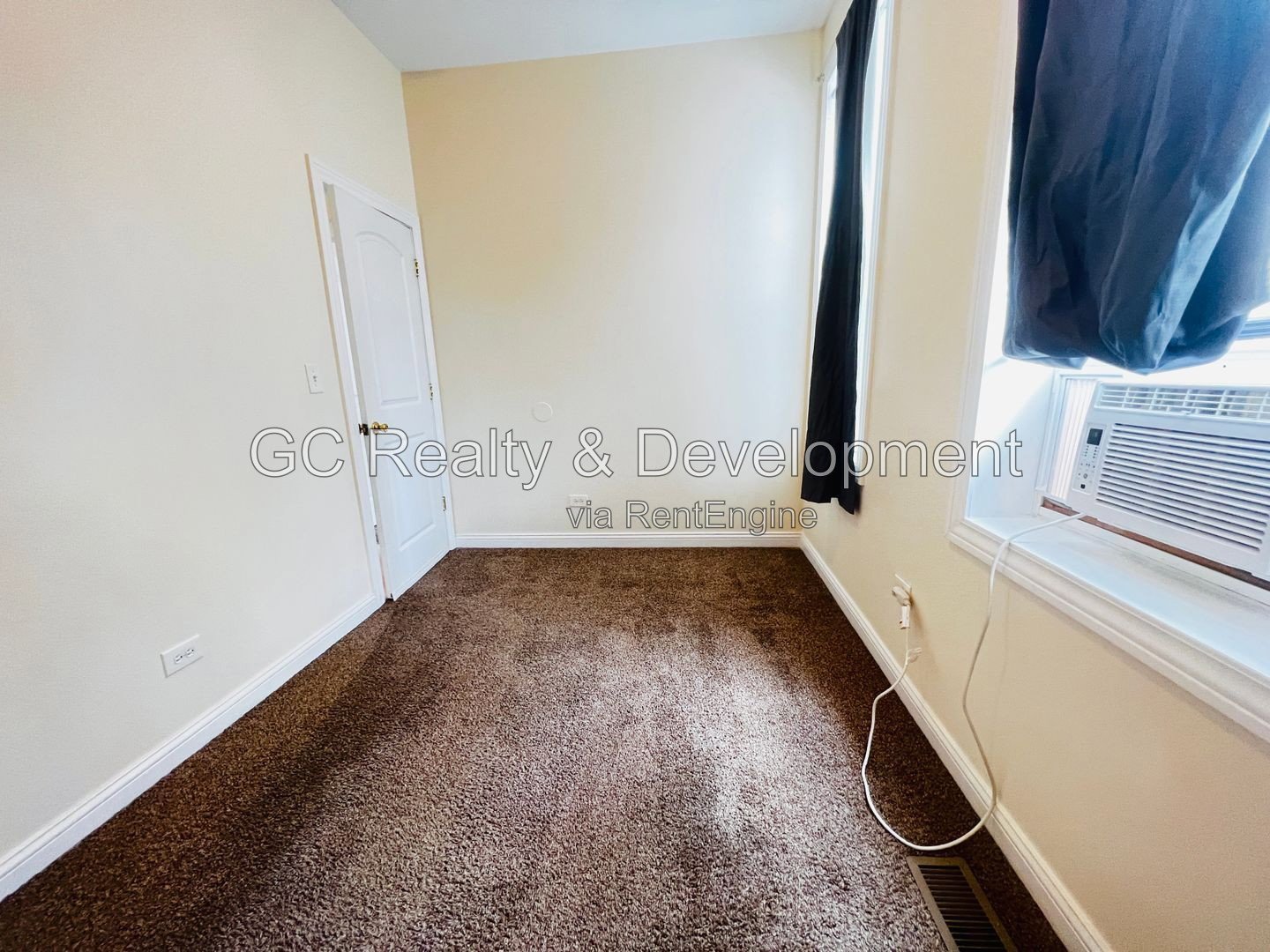** 4BR-2BA DUPLEX UP / PARKING SPACE INCL / KITCHEN APPL INCL / FREE LAUNDRY ON SITE / EASY COMMUTE ** property image