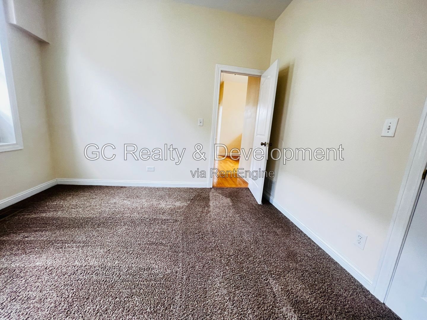 ** 4BR-2BA DUPLEX UP / PARKING SPACE INCL / KITCHEN APPL INCL / FREE LAUNDRY ON SITE / EASY COMMUTE ** property image
