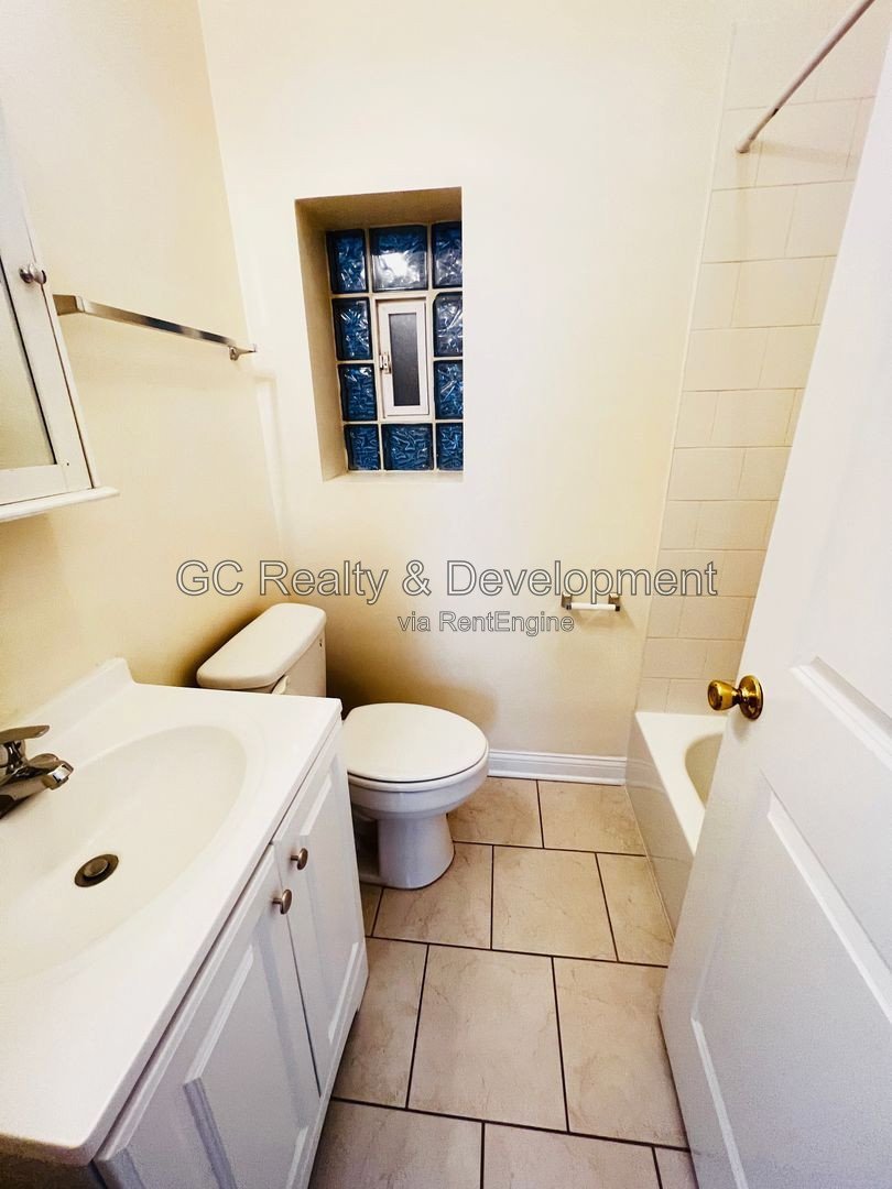 ** 4BR-2BA DUPLEX UP / PARKING SPACE INCL / KITCHEN APPL INCL / FREE LAUNDRY ON SITE / EASY COMMUTE ** property image