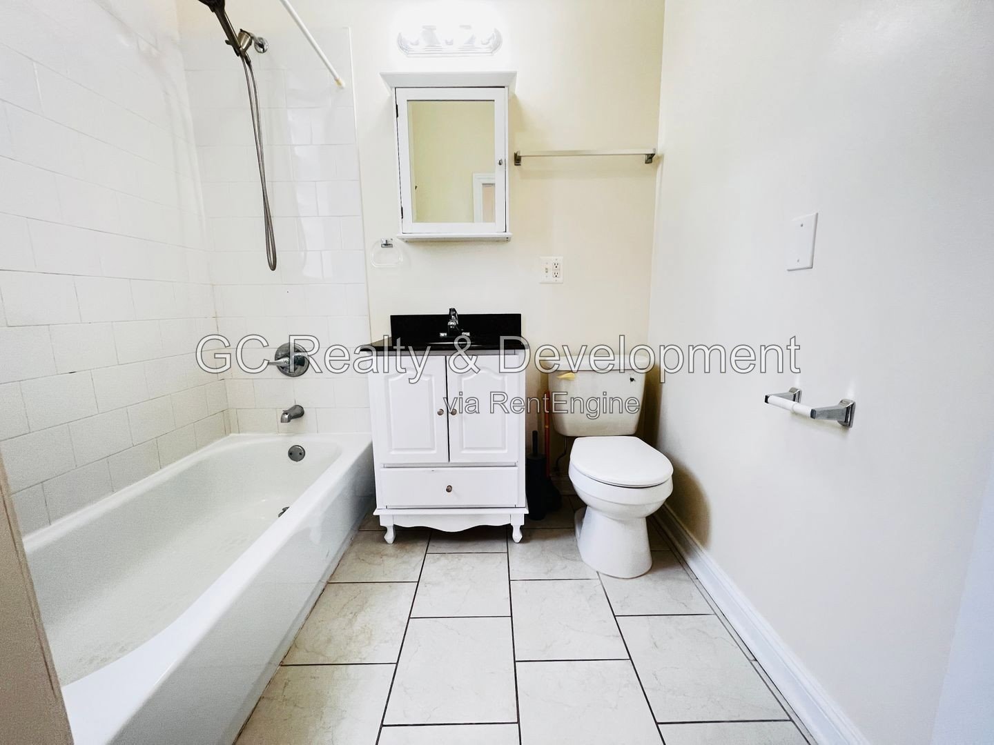 ** 4BR-2BA DUPLEX UP / PARKING SPACE INCL / KITCHEN APPL INCL / FREE LAUNDRY ON SITE / EASY COMMUTE ** property image