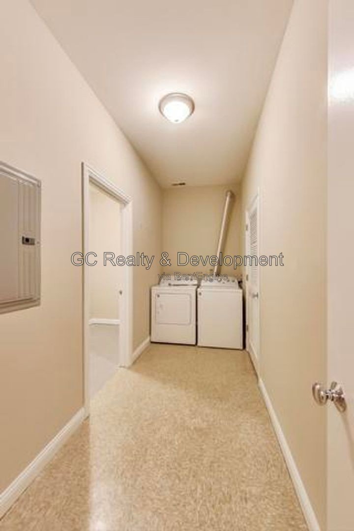 *** 3BR, 3BA / CENTRAL AIR / IN-UNIT LAUNDRY / WALK-IN CLOSETS / SS APPLIANCES / GARAGE / FINISHED BASEMENT / 2400 SF *** property image