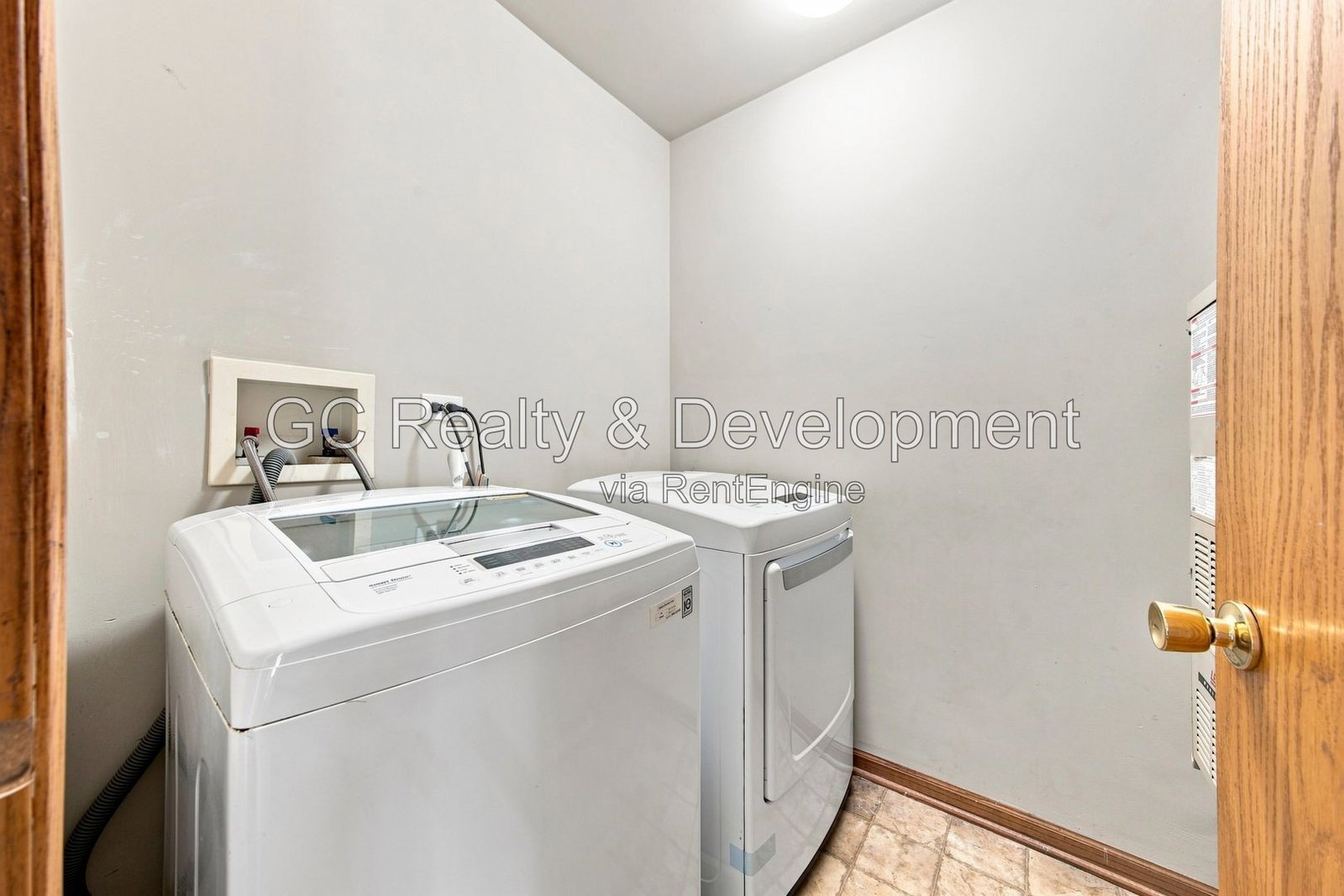 *** 3BR, 2.5BA / CENTRAL AIR / SS APPLIANCES / IN-UNIT LAUNDRY / ATTACHED GARAGE / PET FRIENDLY *** property image