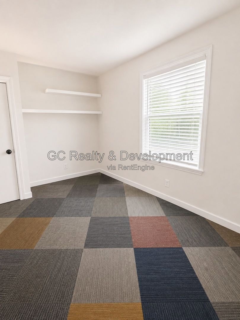 *** 3BR, 1BA / CENTRAL AIR / SS APPLIANCES / IN-UNIT LAUNDRY / GARAGE *** property image