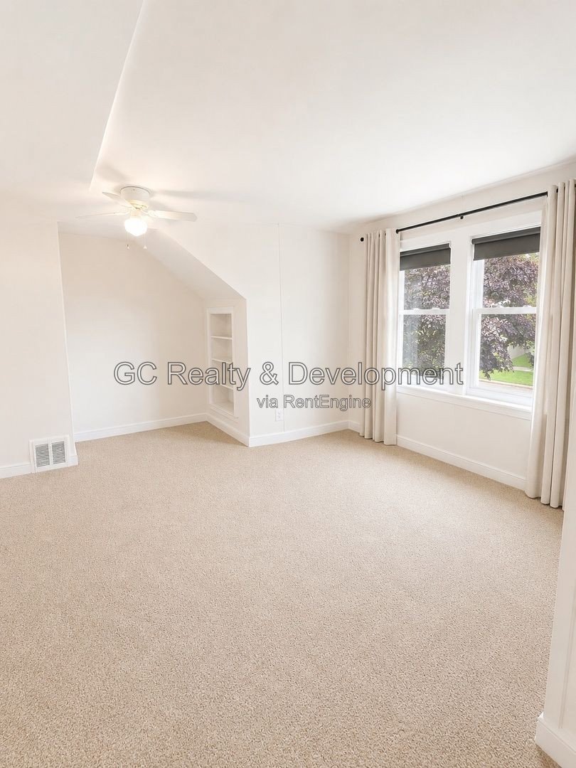 *** 3BR, 1BA / CENTRAL AIR / SS APPLIANCES / IN-UNIT LAUNDRY / GARAGE *** property image