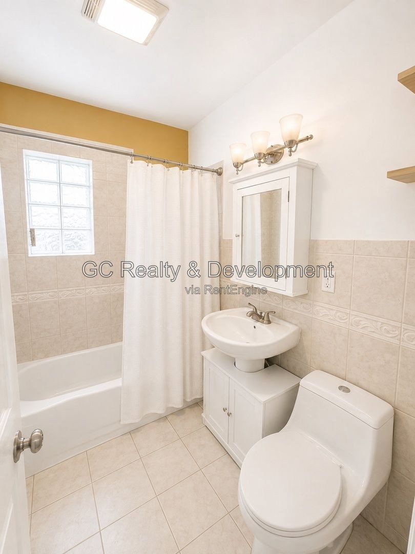 *** 3BR, 1BA / CENTRAL AIR / SS APPLIANCES / IN-UNIT LAUNDRY / GARAGE *** property image