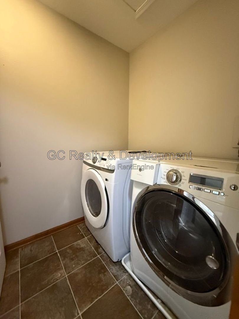 *** 3BR - 1.5BA / CENTRAL AIR / IN-UNIT LAUNDRY / SS APPLIANCES / GARAGE / PET FRIENDLY *** property image