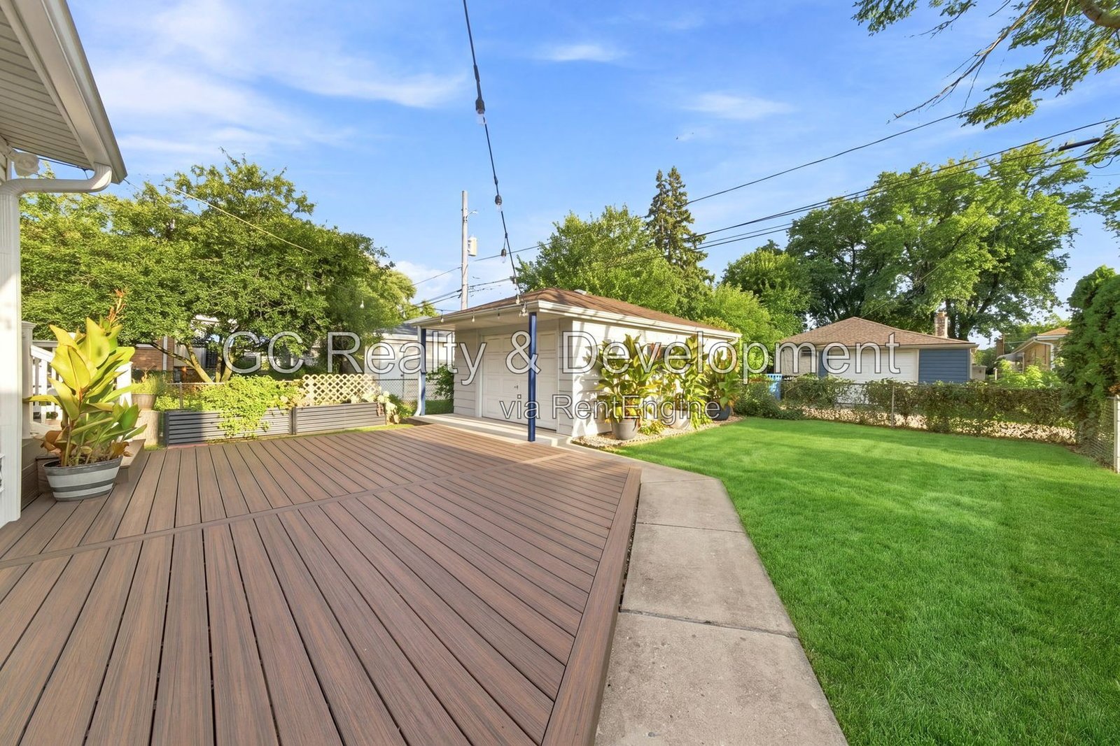 *** RECENTLY UPDATED / BACKYARD DECK / GARAGE / SS APPLIANCES / CENTRAL AIR / FINISHED BASEMENT *** property image