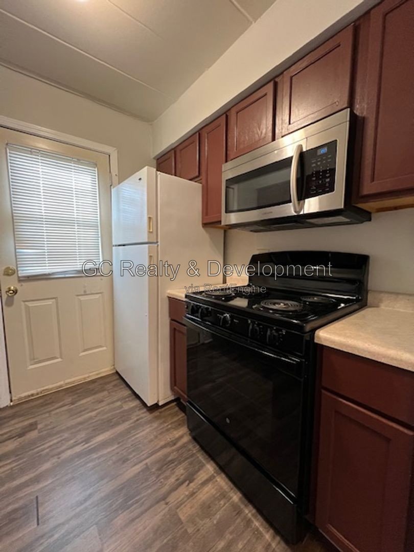 *** SECOND FLOOR / 1BDRM - 1 BTH / TENANT PAYS ELECTRIC ONLY / 1 PARKING SPACE*** property image