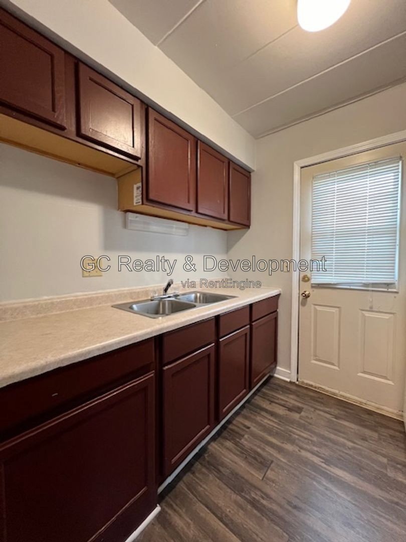 *** SECOND FLOOR / 1BDRM - 1 BTH / TENANT PAYS ELECTRIC ONLY / 1 PARKING SPACE*** property image