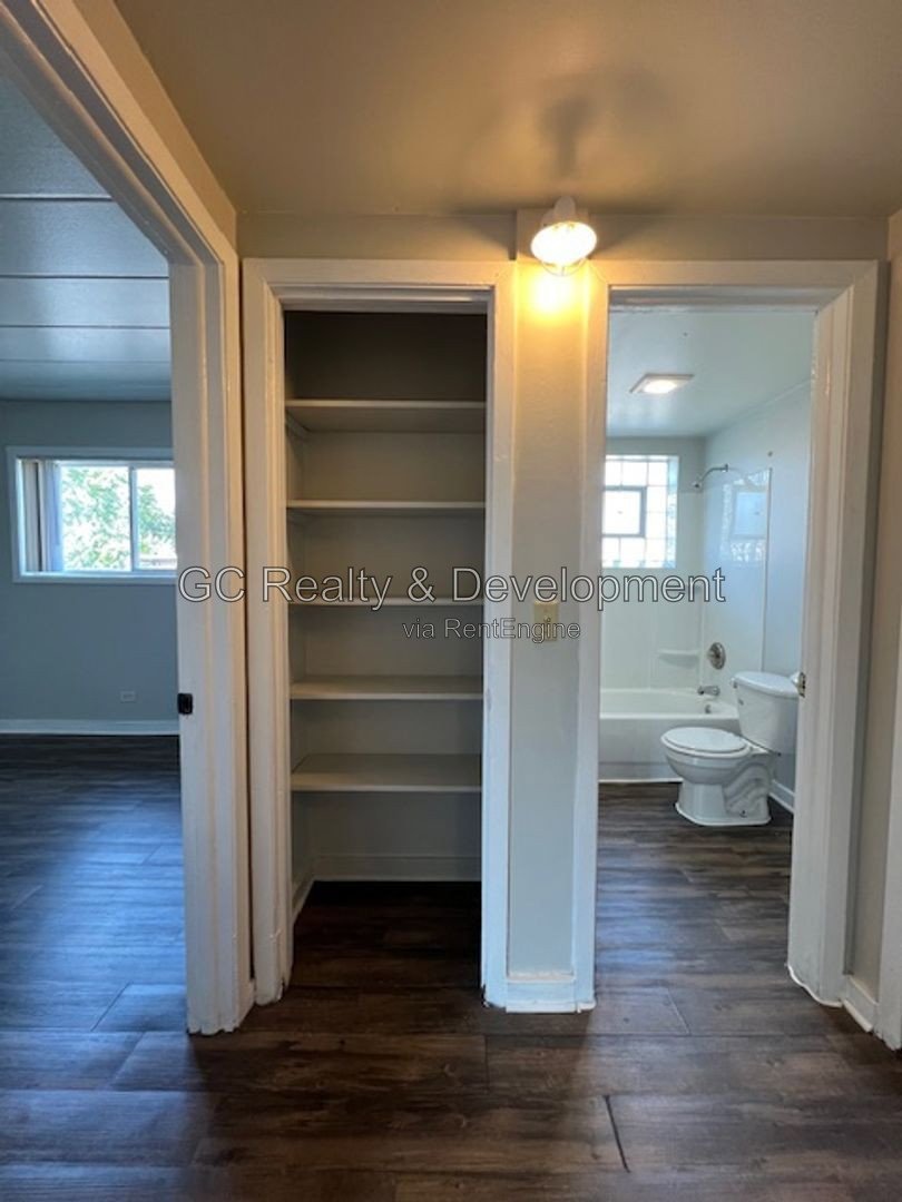 *** SECOND FLOOR / 1BDRM - 1 BTH / TENANT PAYS ELECTRIC ONLY / 1 PARKING SPACE*** property image