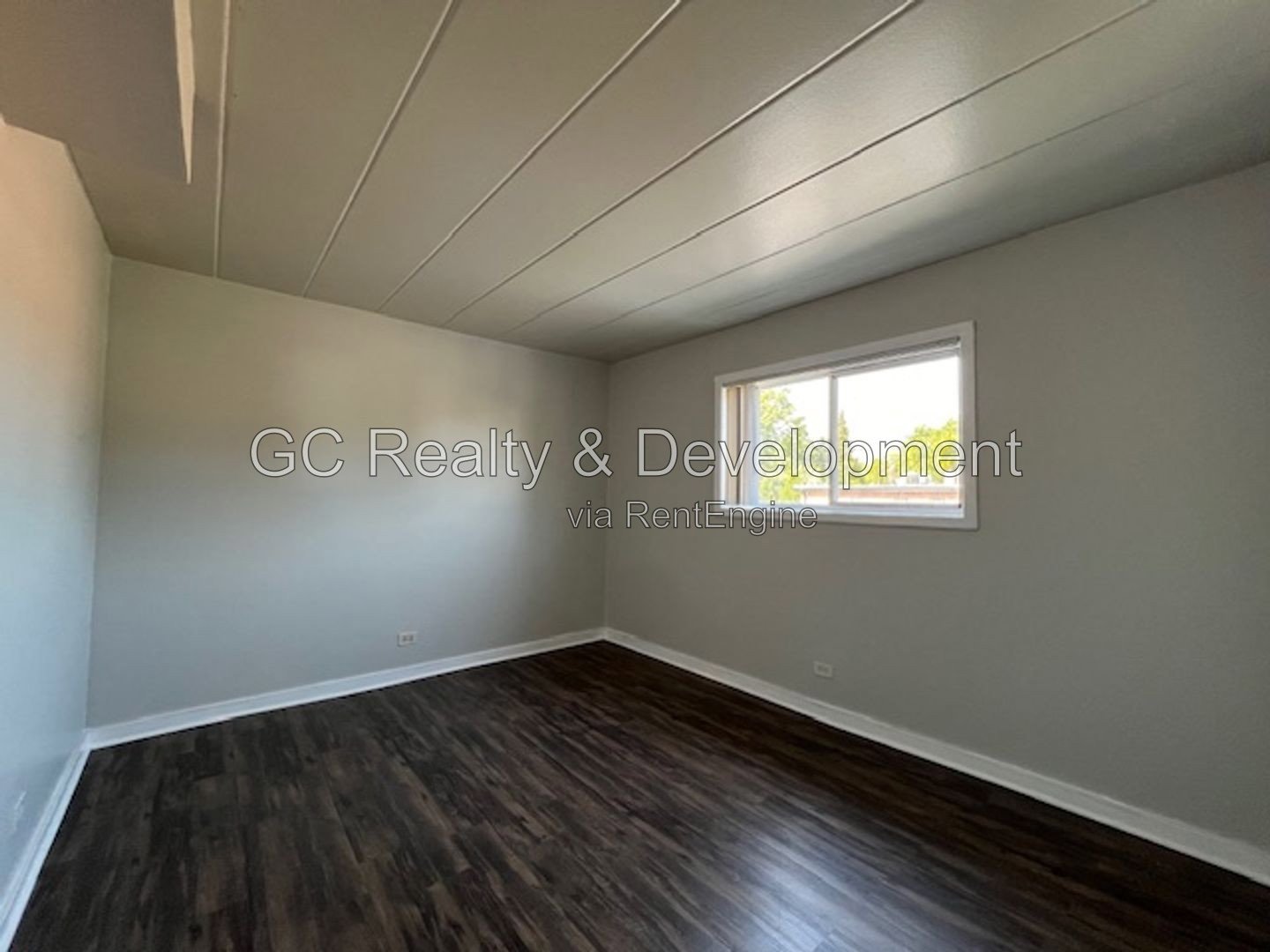 *** SECOND FLOOR / 1BDRM - 1 BTH / TENANT PAYS ELECTRIC ONLY / 1 PARKING SPACE*** property image