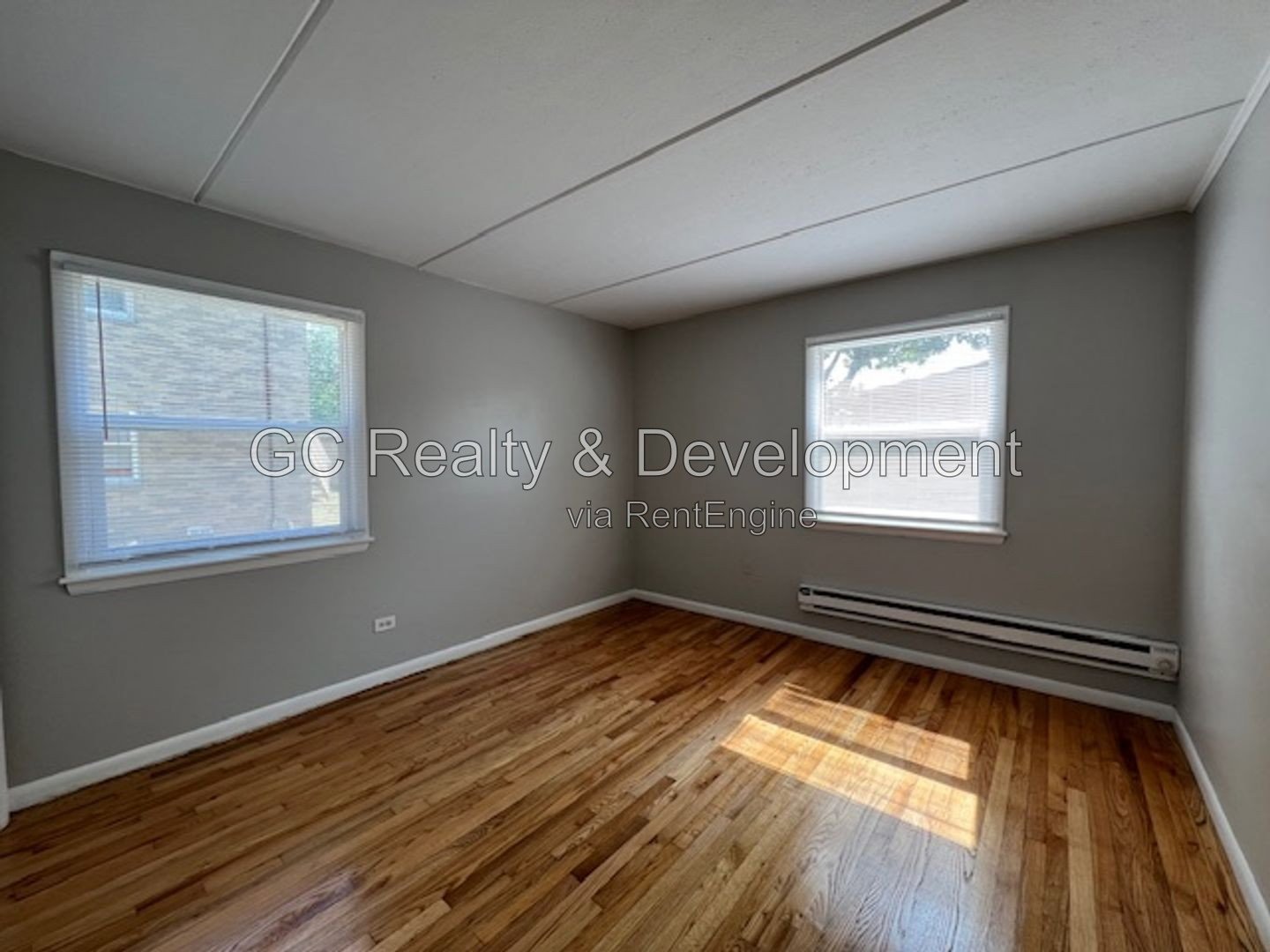 *** 1ST FLOOR UNIT / 2 PARKING SPACES / KITCHEN APPL INCL / ON-SITE LAUNDRY / PET FRIENDLY / PAY ELECTRIC ONLY *** property image