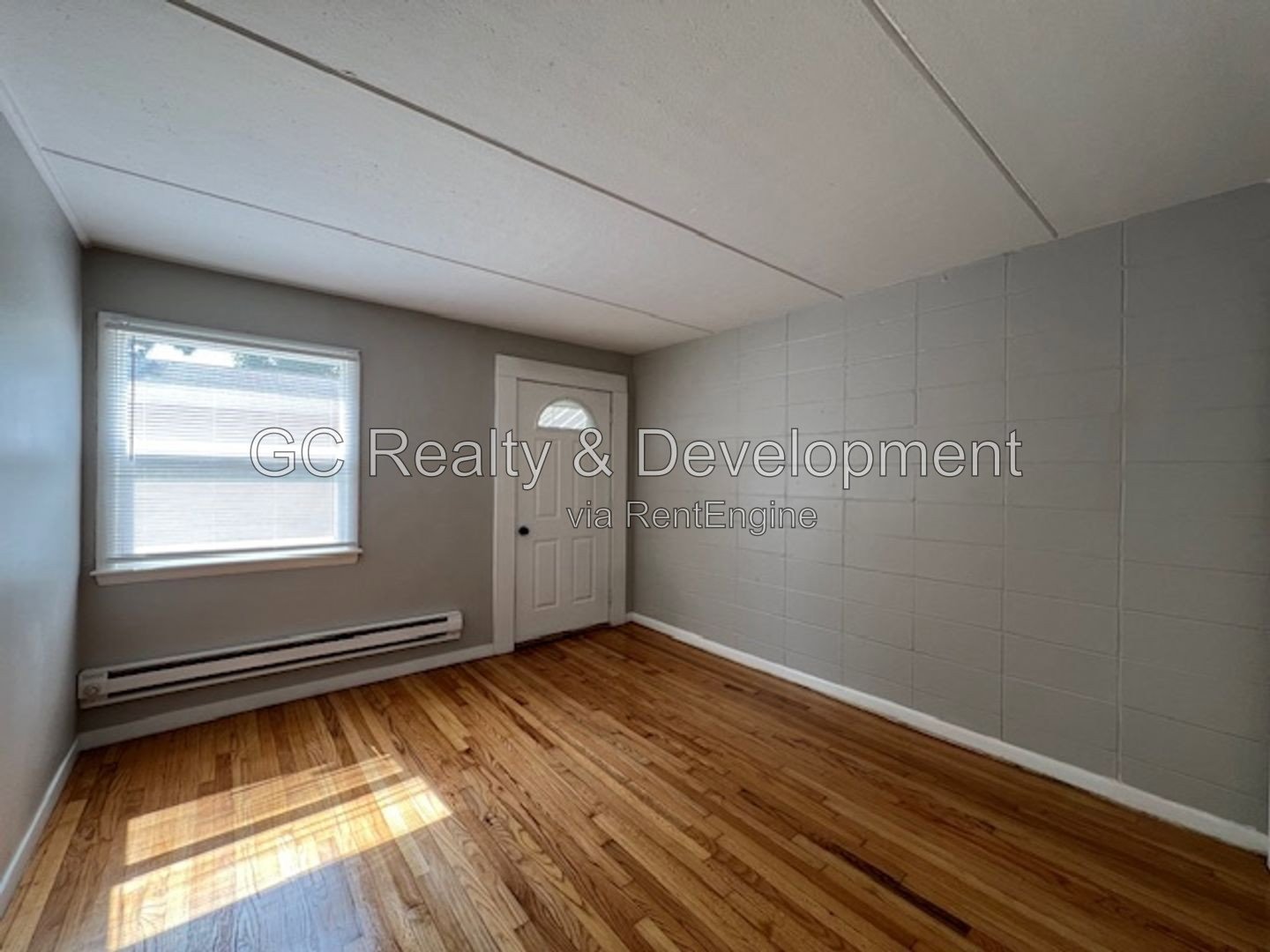 *** 1ST FLOOR UNIT / 2 PARKING SPACES / KITCHEN APPL INCL / ON-SITE LAUNDRY / PET FRIENDLY / PAY ELECTRIC ONLY *** property image