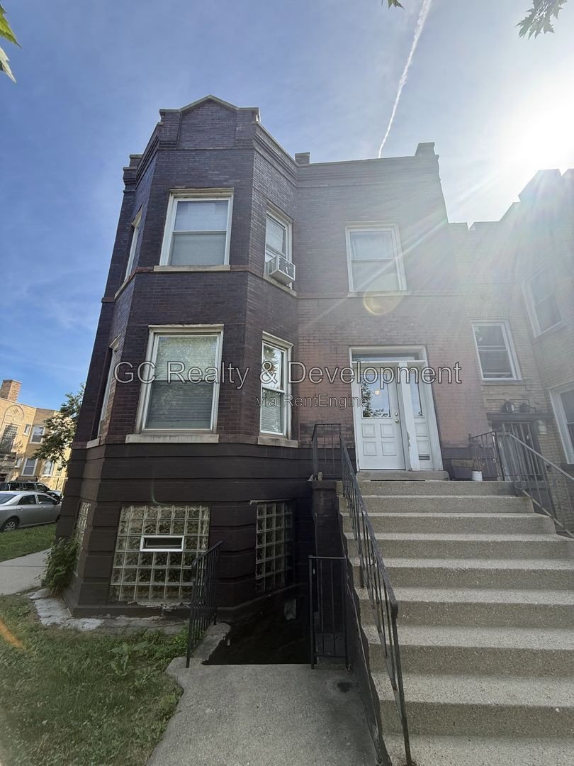 *** 2BR - 1BA / HARDWOOD FLOORS / KITCHEN APPL INCL / FENCED YARD / ON-SITE LAUNDRY / EASY COMMUTE *** property image