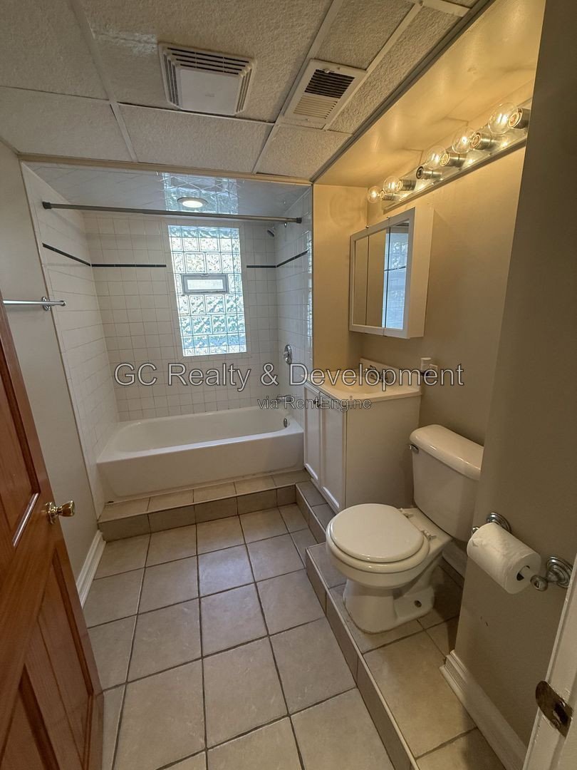 *** 2BR - 1BA / HARDWOOD FLOORS / KITCHEN APPL INCL / FENCED YARD / ON-SITE LAUNDRY / EASY COMMUTE *** property image
