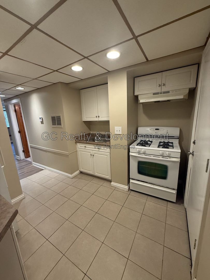 *** 2BR - 1BA / HARDWOOD FLOORS / KITCHEN APPL INCL / FENCED YARD / ON-SITE LAUNDRY / EASY COMMUTE *** property image