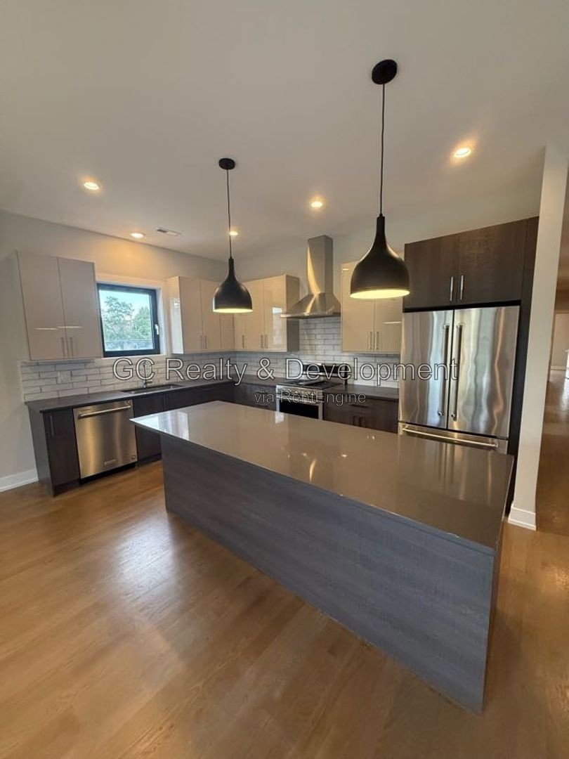 *** NEWER CONSTRUCTION / 3 BDRM - 2 BTH / CENTRAL AC / IN UNIT LAUNDRY / PARKING INCL *** property image