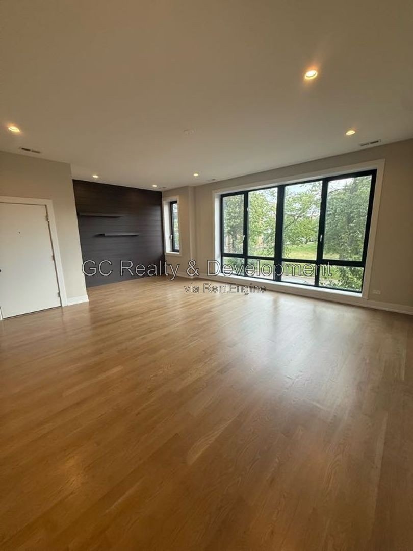 *** NEWER CONSTRUCTION / 3 BDRM - 2 BTH / CENTRAL AC / IN UNIT LAUNDRY / PARKING INCL *** property image