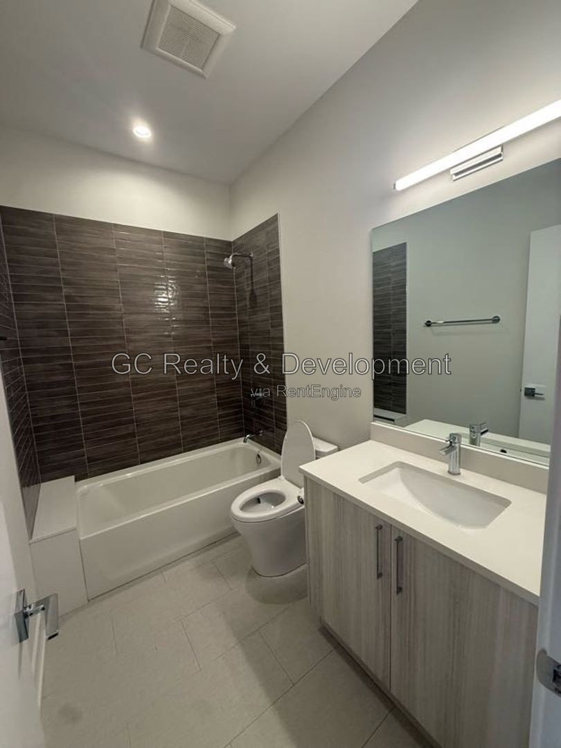 *** NEWER CONSTRUCTION / 3 BDRM - 2 BTH / CENTRAL AC / IN UNIT LAUNDRY / PARKING INCL *** property image