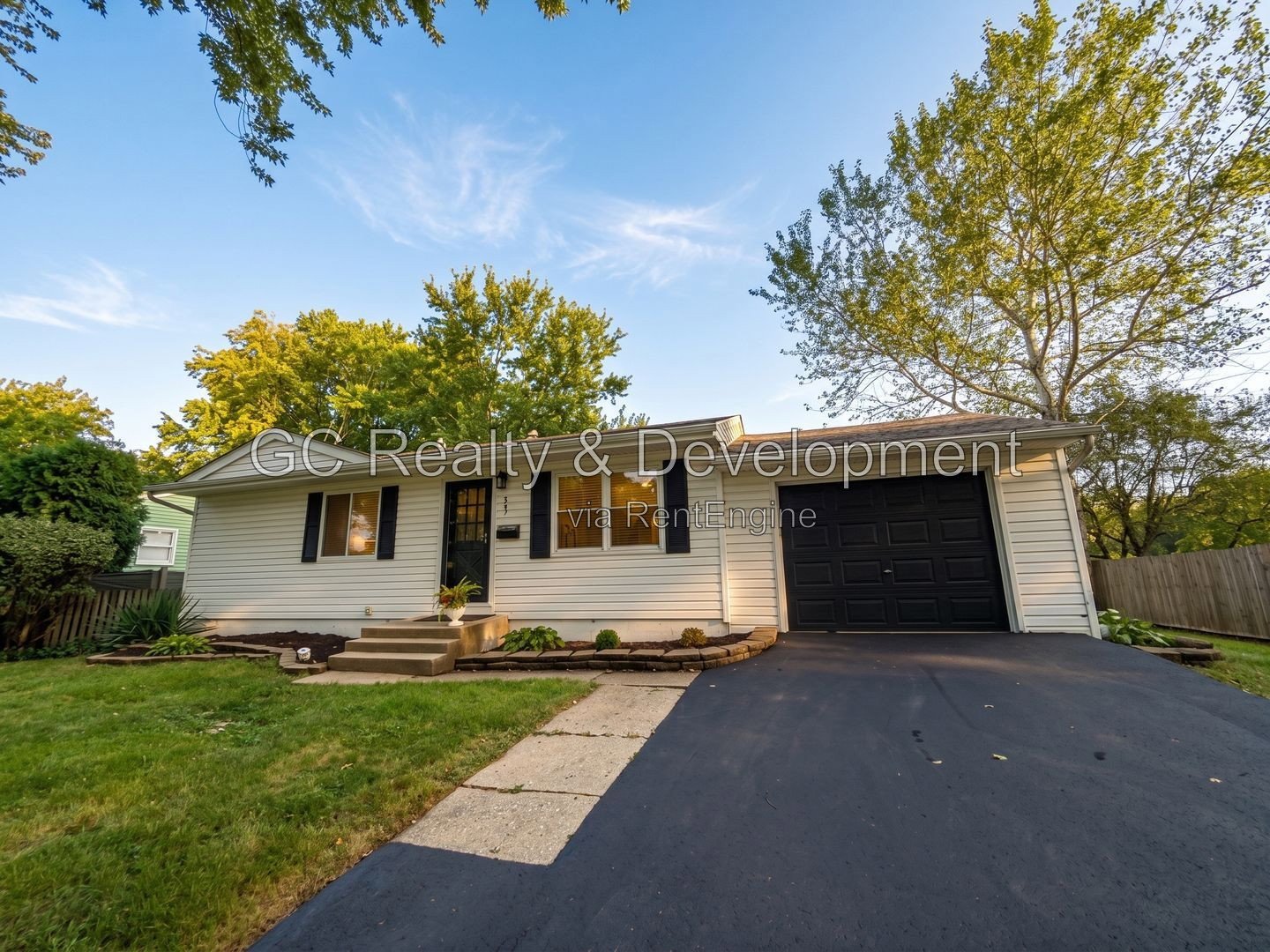 *** 2BR - 2BA / IN-UNIT LAUNDRY / ATTACHED GARAGE / SS APPLIANCES / DOG-FRIENDLY *** property image