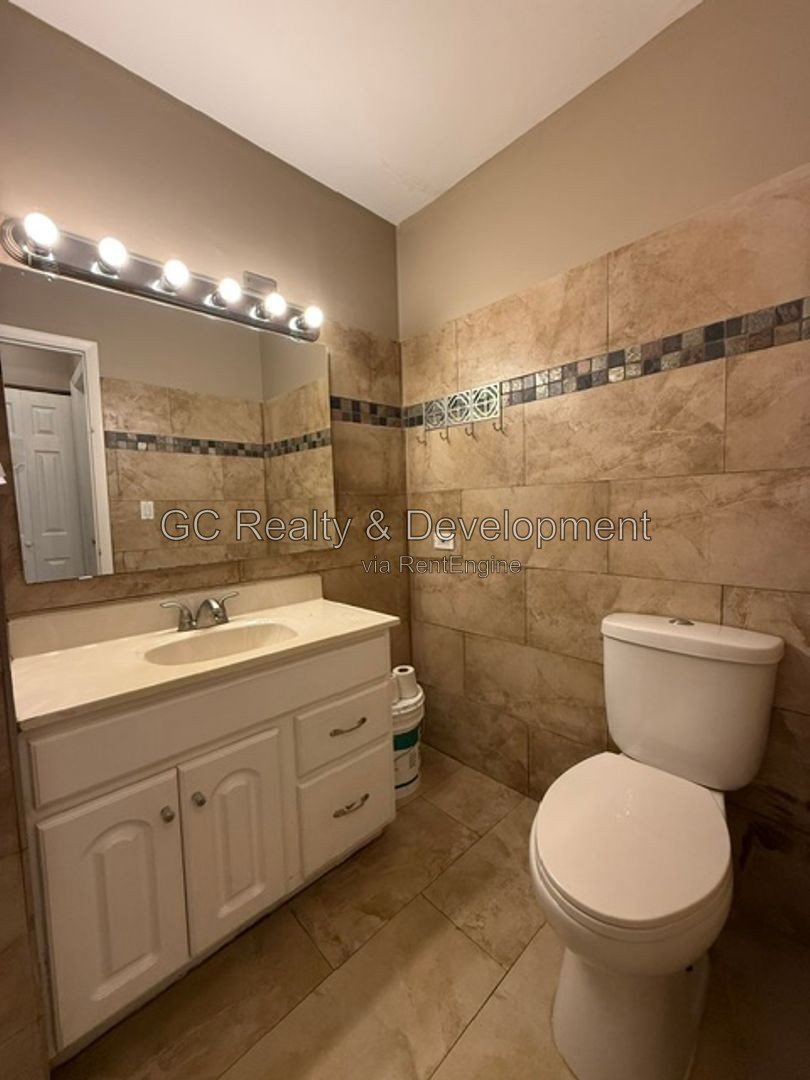 *** 2 BDRM - 1.5 BTH / FINISHED BSMT / GARAGE & EXTERIOR PARKING / IN UNIT LAUNDRY *** property image