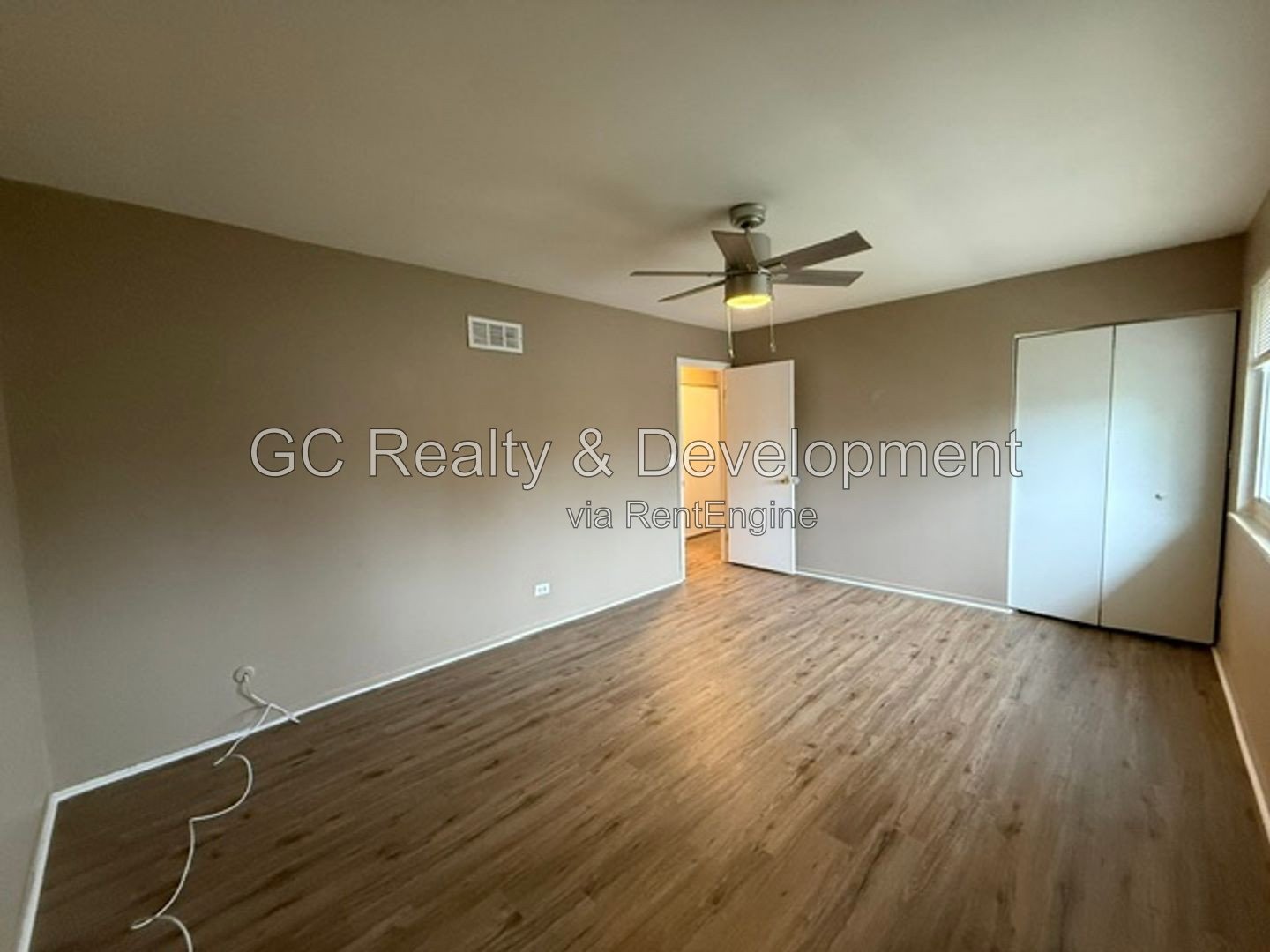 *** 2 BDRM - 1.5 BTH / FINISHED BSMT / GARAGE & EXTERIOR PARKING / IN UNIT LAUNDRY *** property image