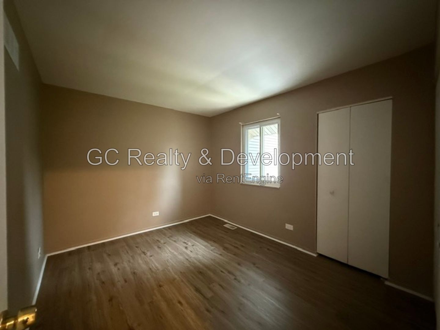 *** 2 BDRM - 1.5 BTH / FINISHED BSMT / GARAGE & EXTERIOR PARKING / IN UNIT LAUNDRY *** property image
