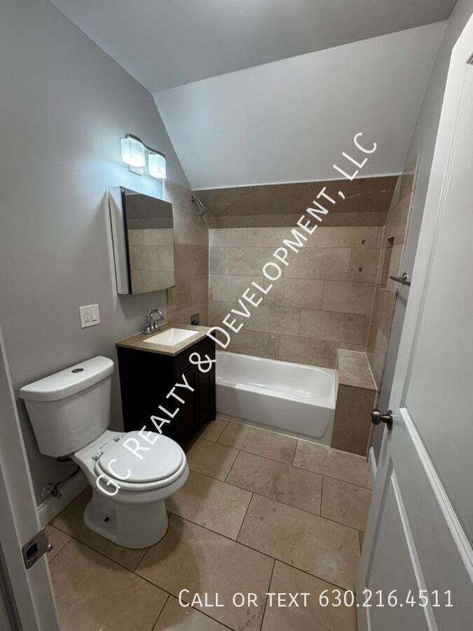 *** 1/2 MO RENT FREE / W&D IN UNIT / GARAGE PARKING / PET FRIENDLY / RESTAURANTS NEARBY / FENCED YARD *** property image