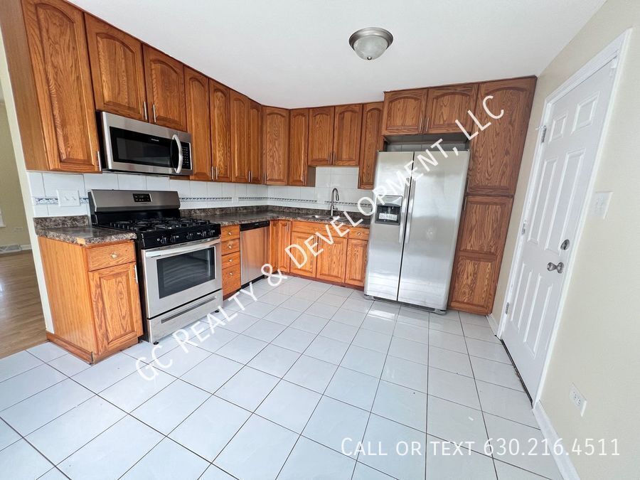 *** 3 BDRM-2 FULL BATH / 2 CAR GARAGE / PRIMARY SUITE W/FULL BATH / FINISHED LOWER LEVEL / CENTRAL AIR *** property image