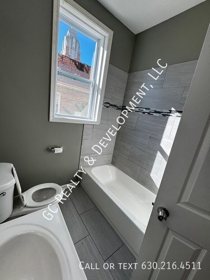 *** 1/2 MO RENT FREE / 3 BDRM - 1 BTH / DETACHED GARAGE PARKING / CENTRAL AC / TRANSIT WITHIN WALKING DISTANCE *** property image