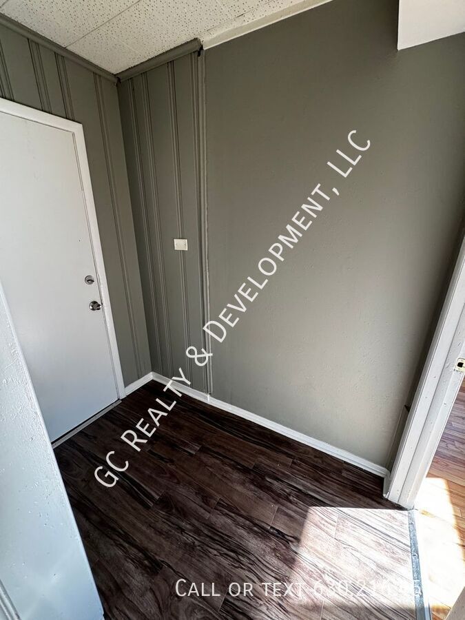 *** 1/2 MO RENT FREE / 3 BDRM - 1 BTH / DETACHED GARAGE PARKING / CENTRAL AC / TRANSIT WITHIN WALKING DISTANCE *** property image